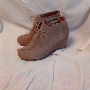 Tom's Desert Wedge 7 Taupe Suede